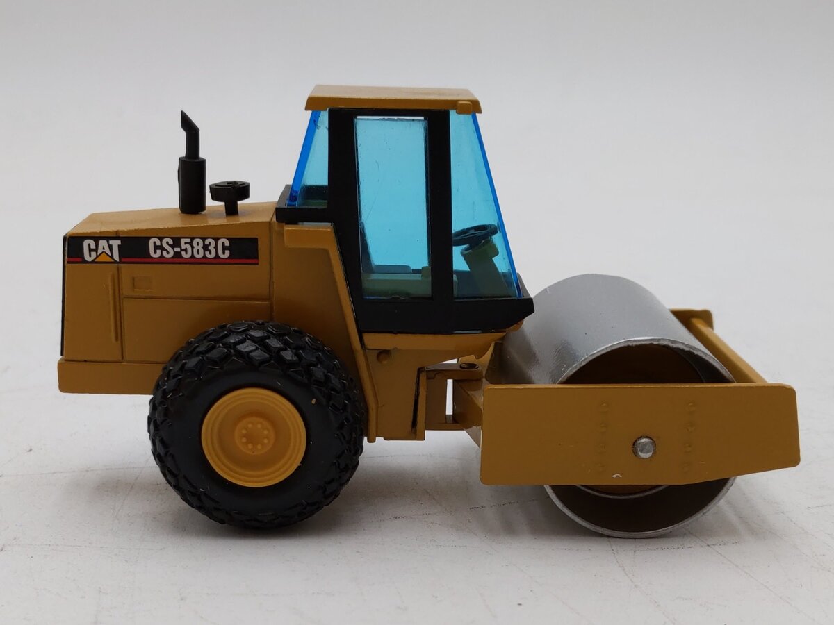 NZG 402 1:50 Caterpillar CS-583C Vibratory Soil Compactor LN/Box