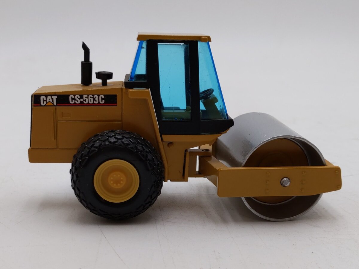 NZG 401 1:50 Die-Cast Caterpillar CS-563C Vibratory Soil Compactor LN/Box