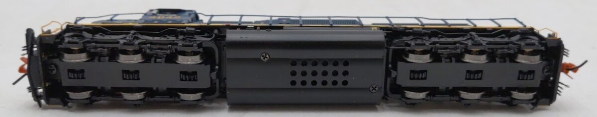 Scale Trains SXT40686 N Scale CSX EMD SD40-3 Diesel Locomotive #4042 with DCC EX/Box