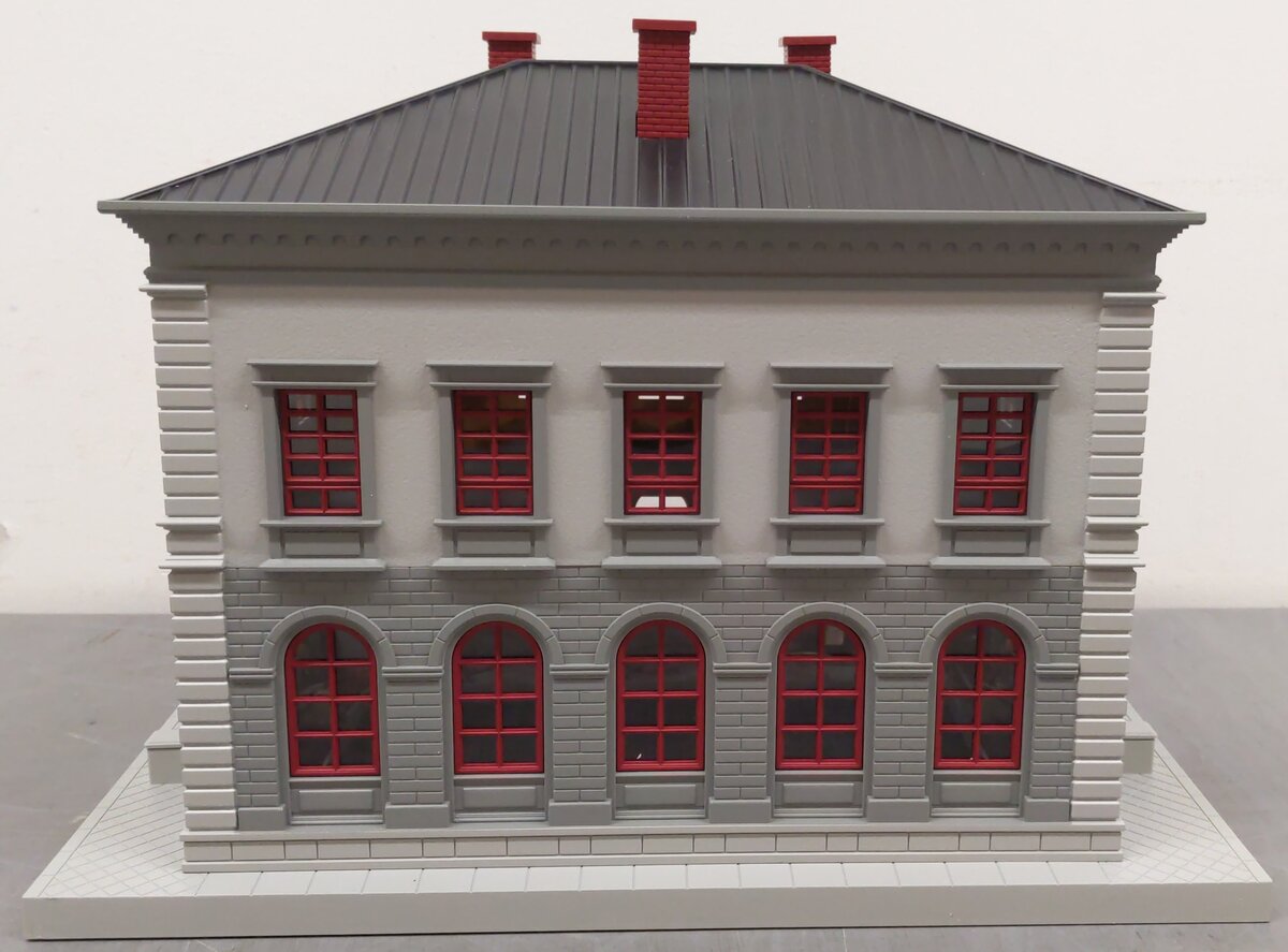 MTH 30-9099 O Gray & Maroon Police Station Assembled Building LN