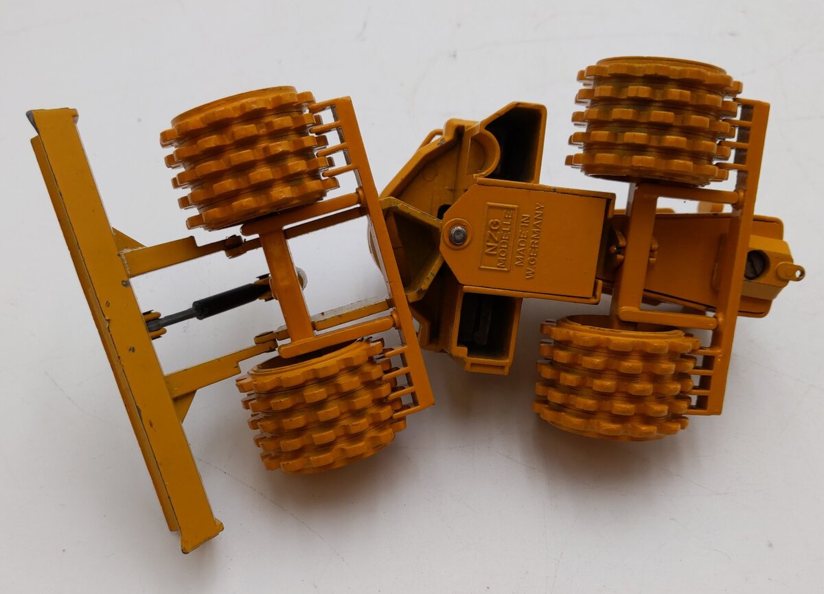 NZG 135 1:50 Scale Caterpillar 825B Compactor LN/Box