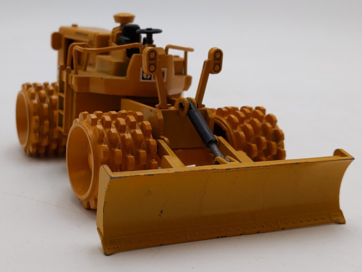 NZG 135 1:50 Scale Caterpillar 825B Compactor LN/Box
