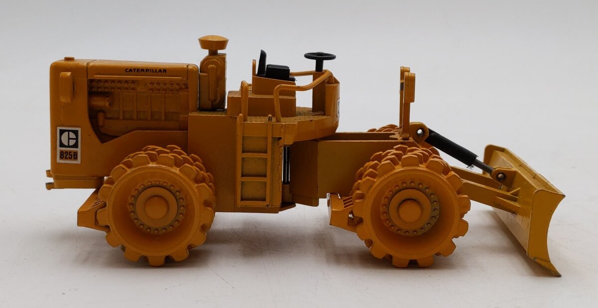 NZG 135 1:50 Scale Caterpillar 825B Compactor LN/Box