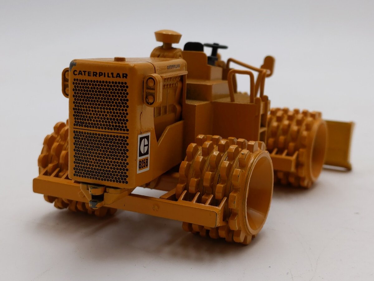 NZG 135 1:50 Scale Caterpillar 825B Compactor LN/Box