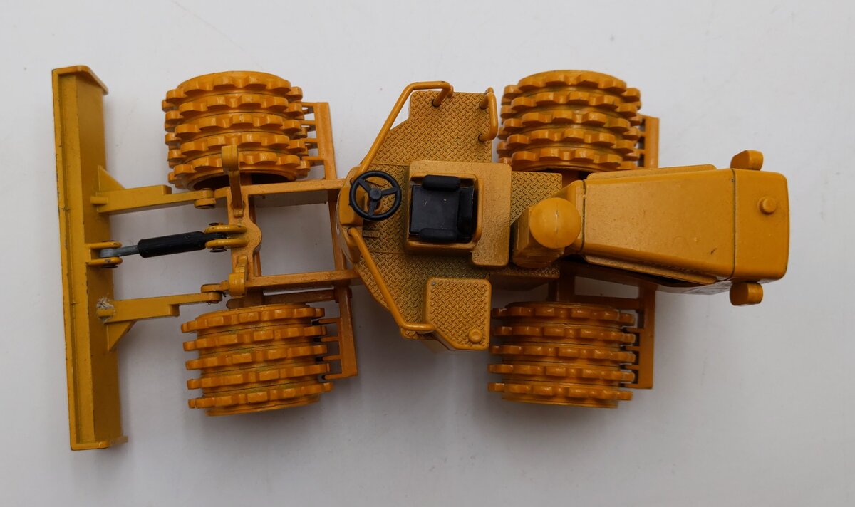 NZG 135 1:50 Scale Caterpillar 825B Compactor LN/Box