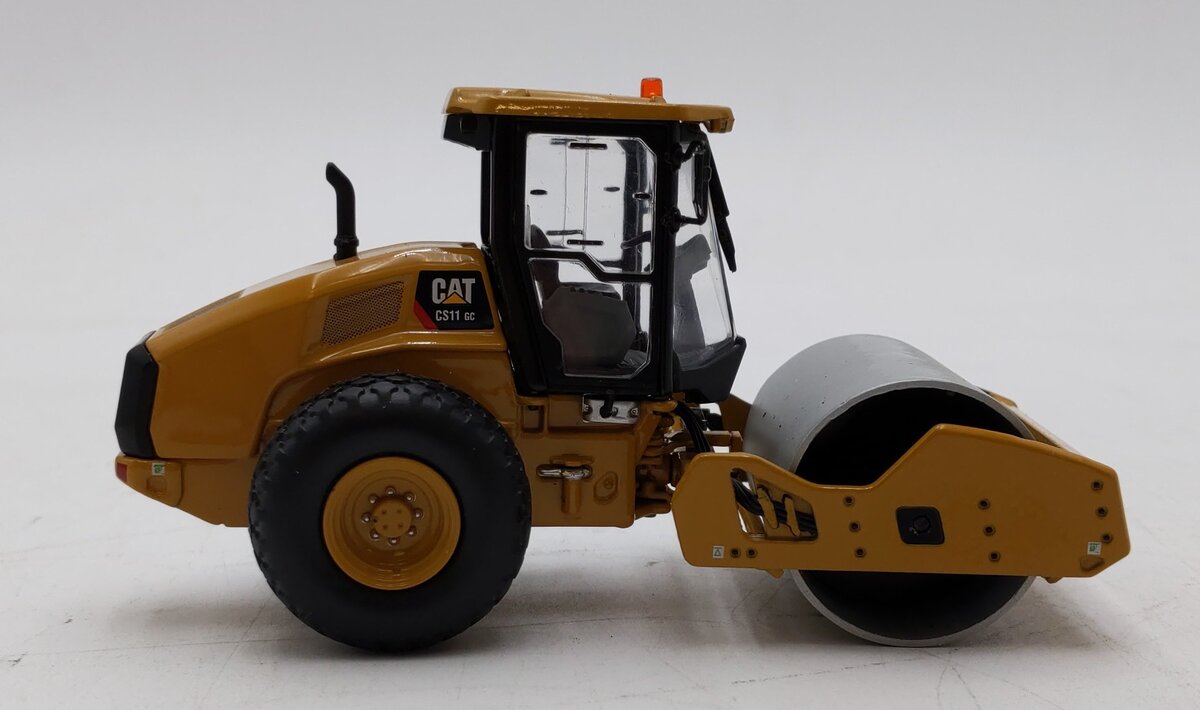 DieCast Masters 85589 1:50 Caterpillar CS11 GC Vibratory Soil Compactor NIB
