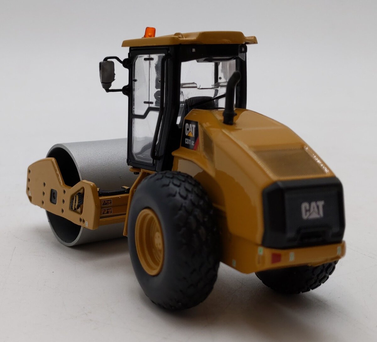 DieCast Masters 85589 1:50 Caterpillar CS11 GC Vibratory Soil Compactor NIB