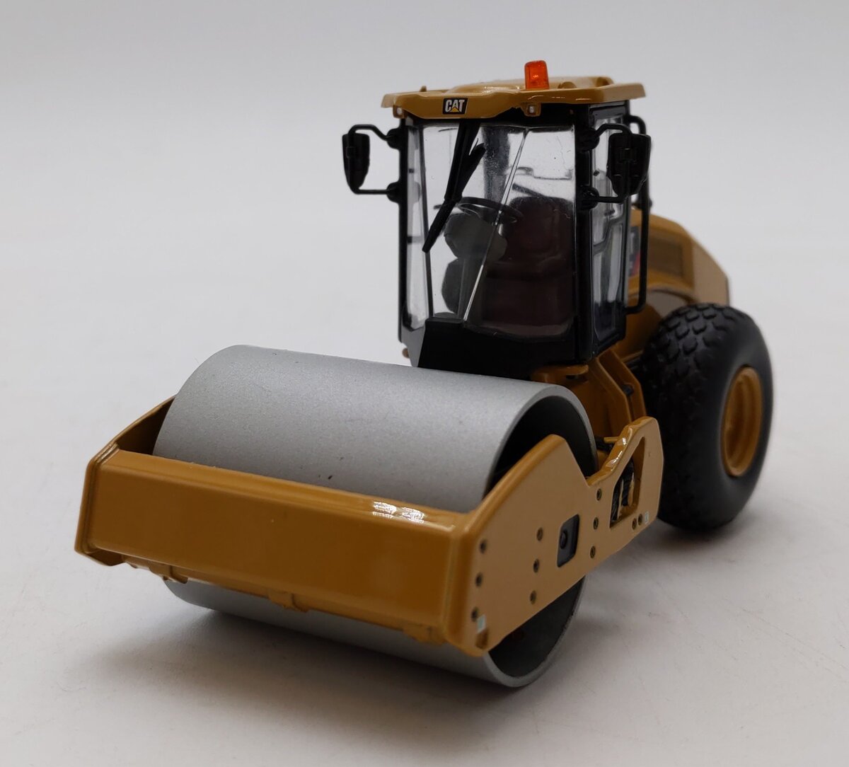 DieCast Masters 85589 1:50 Caterpillar CS11 GC Vibratory Soil Compactor NIB
