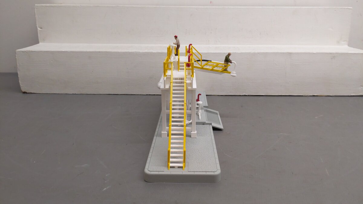 MTH 30-9117 O Gauge Columbia Oil Storage Station EX/Box