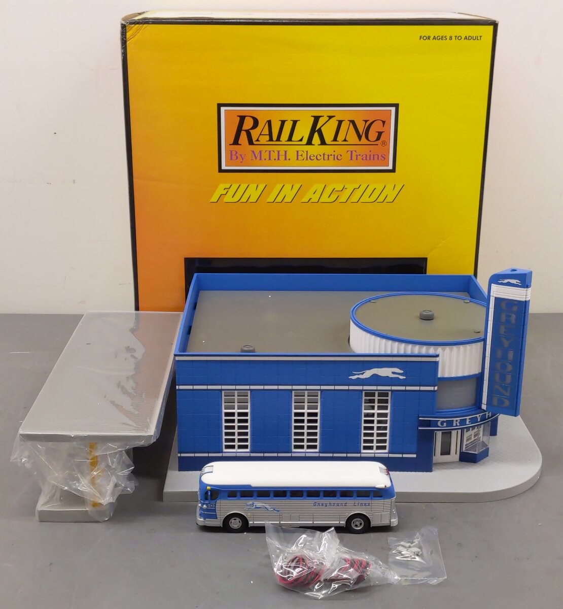 MTH 30-9040 Assembled Greyhound Bus Station W/ Station Dock LN/Box