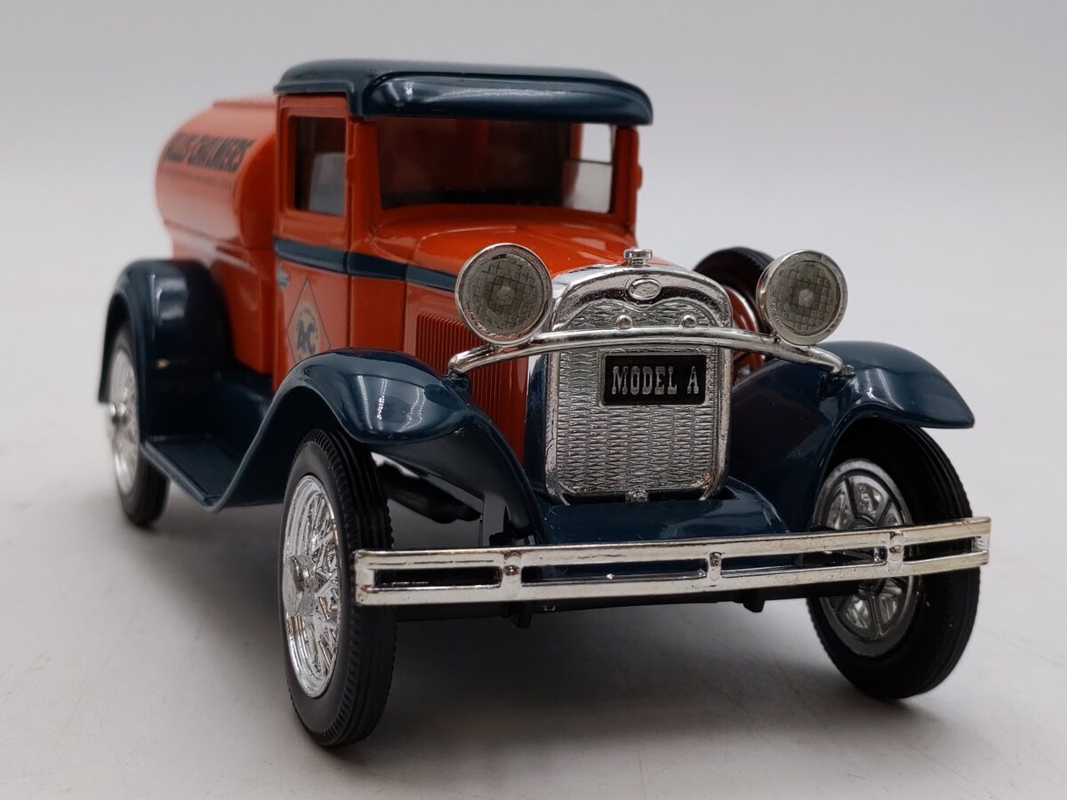 Liberty Classic 2032 1:25 Scale Ford Model 