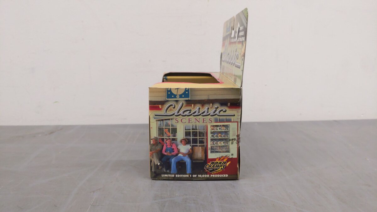 Road Champs 48200 1:43 Scale Classic Scenes 1950 Divco Truck VG/Box