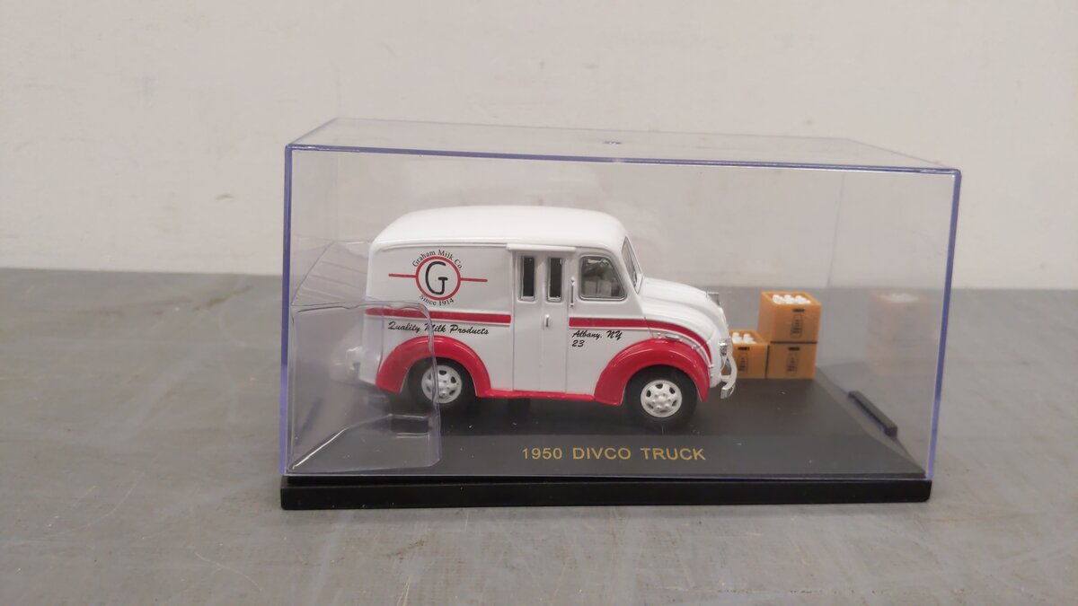 Road Champs 48200 1:43 Scale Classic Scenes 1950 Divco Truck VG/Box