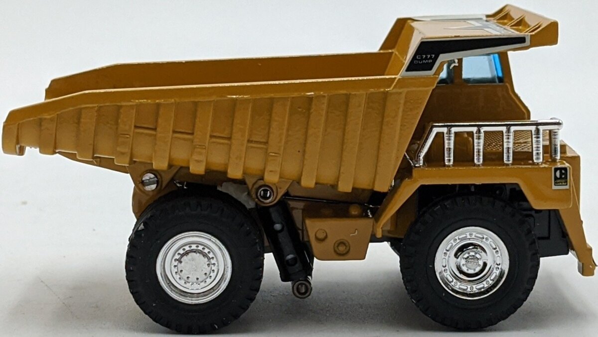 Shinsei 4140 1:90 Caterpillar 777 Dump Truck NIB
