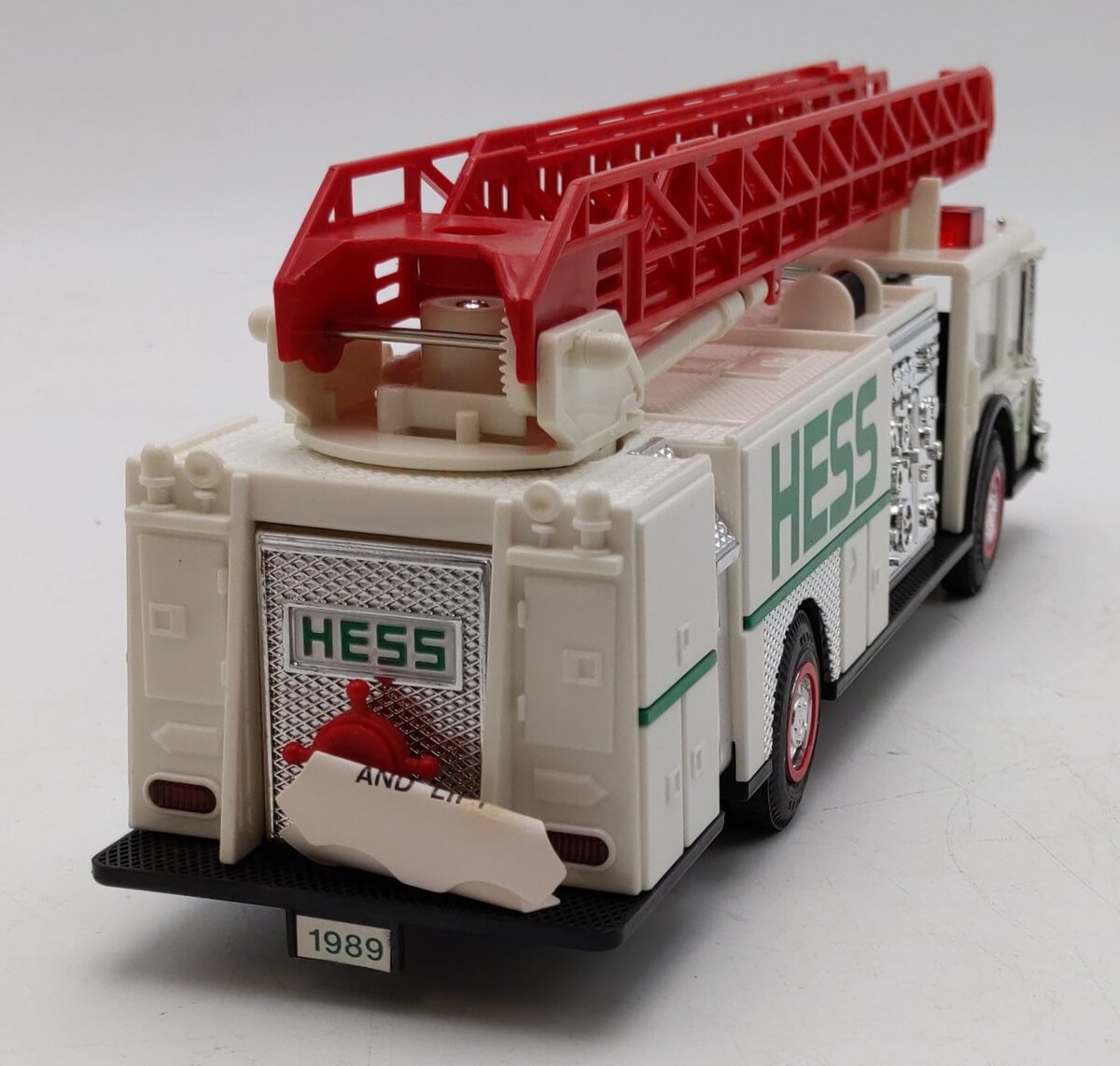 Hess 1:24 Scale Toy Fire Truck w/Dual Sound Siren NIB