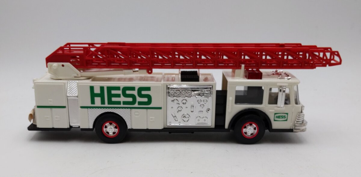 Hess 1:24 Scale Toy Fire Truck w/Dual Sound Siren NIB