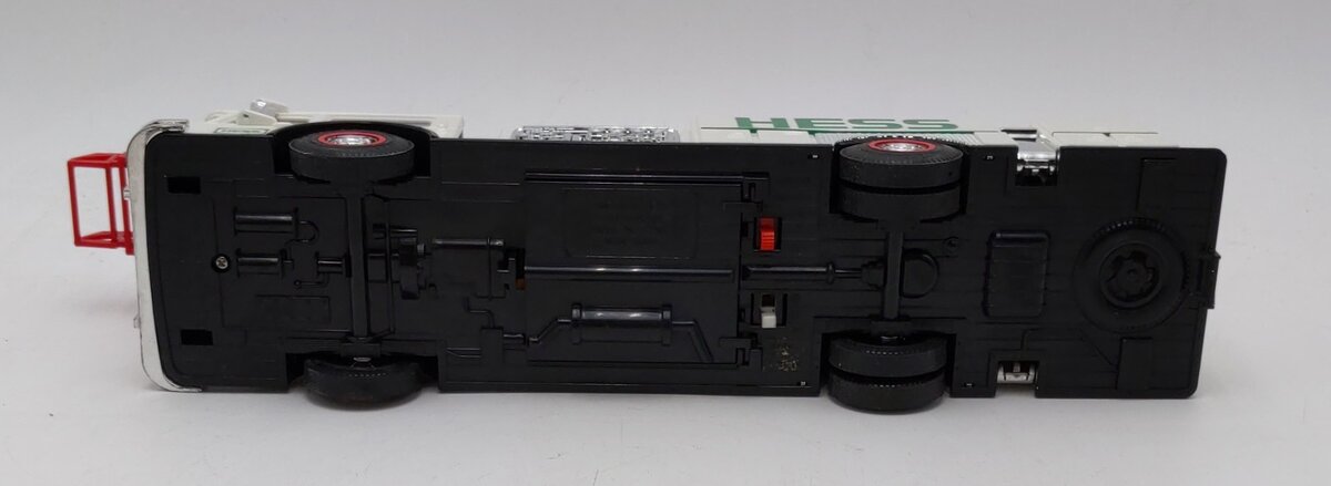 Hess 1:24 Scale Toy Fire Truck w/Dual Sound Siren NIB