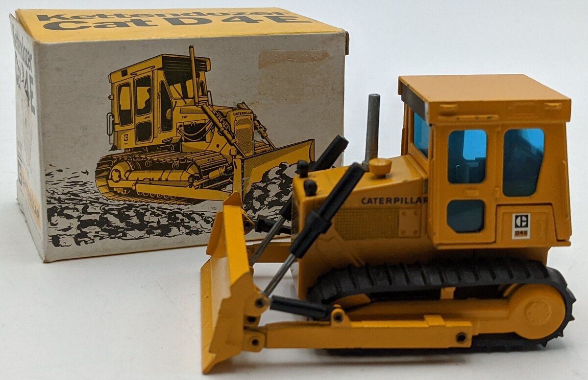 NZG 205 1:50 Scale Caterpillar D4E Bulldozer