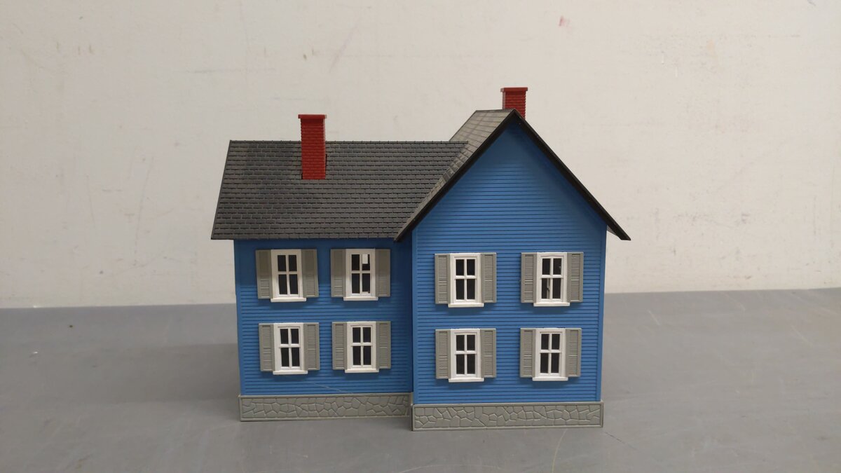 MTH 30-9046 O Gauge Assembled Farm House Blue W/Gray Shutters EX