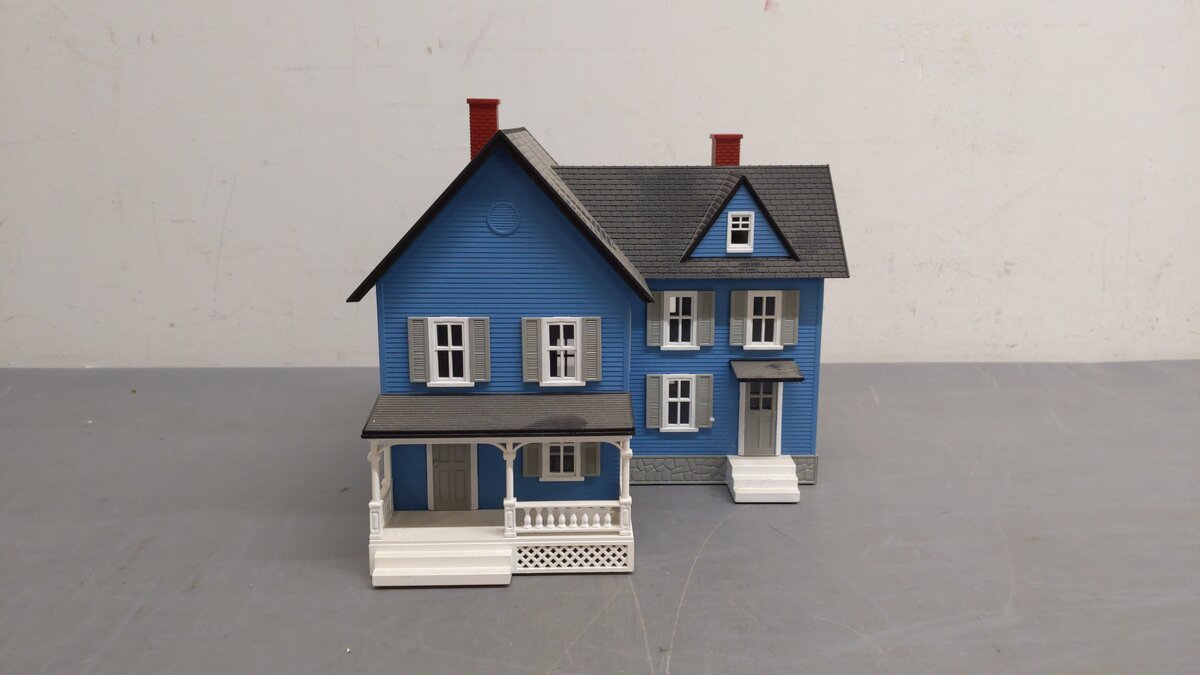 MTH 30-9046 O Gauge Assembled Farm House Blue W/Gray Shutters EX