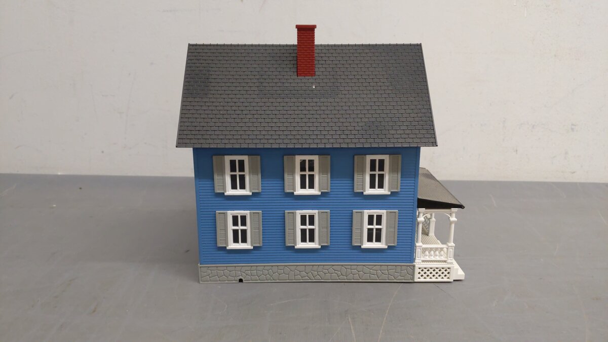 MTH 30-9046 O Gauge Assembled Farm House Blue W/Gray Shutters EX