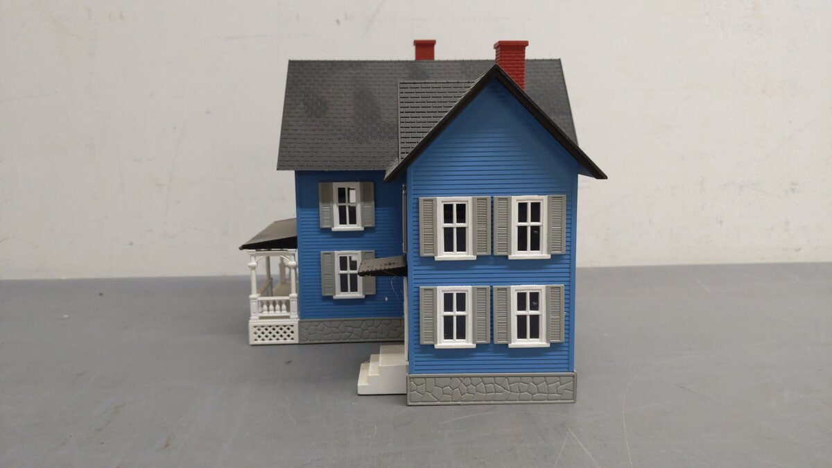 MTH 30-9046 O Gauge Assembled Farm House Blue W/Gray Shutters EX