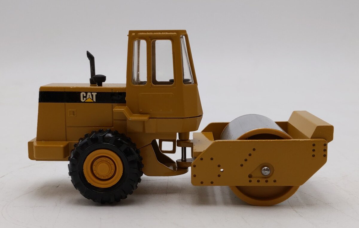 NZG Modelle 1:50 Scale Caterpillar Compactor CS 653 LN/Box