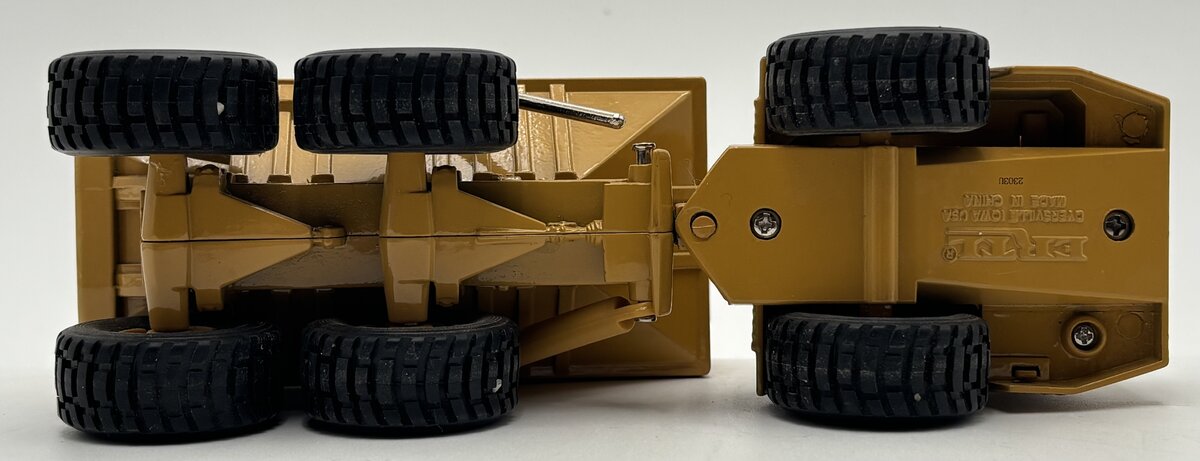 Ertl 2431 1:50 Caterpillar D350D Articulated Dump Truck EX