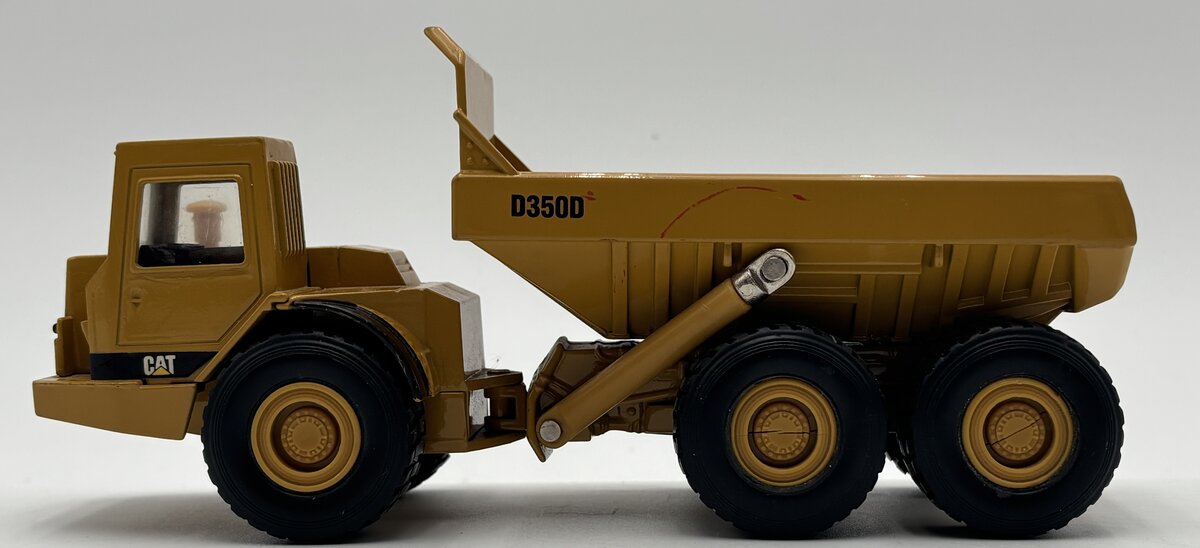 Ertl 2431 1:50 Caterpillar D350D Articulated Dump Truck EX