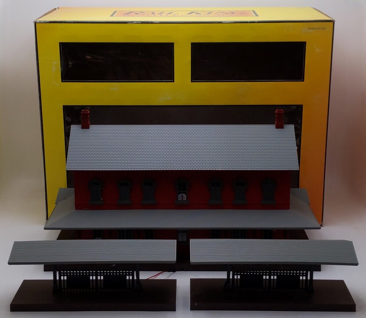 MTH 30-9014 O Gauge Red Stone Passenger Station with 2 Platforms/Box
