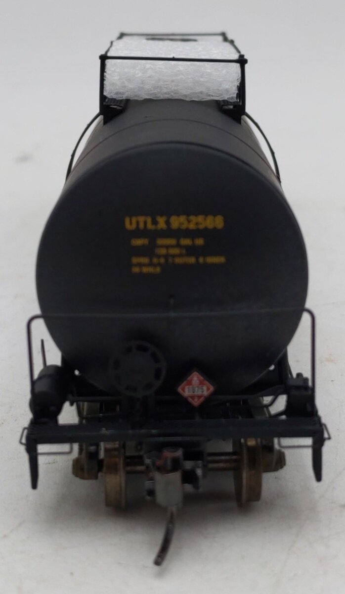 Athearn 96412 HO Scale UTLX 33,900 Gallon LPG Early Tank Car #952566