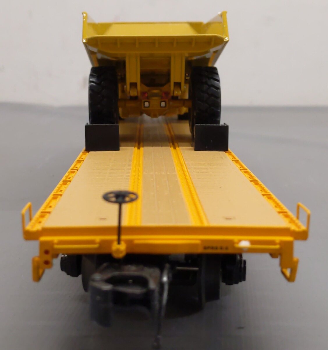 MTH 20-98650 Caterpillar 60’ Flat Car w/CAT AD45B Articulated Truck EX/Box