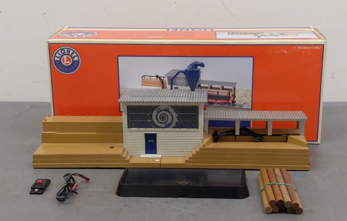 Lionel 6-24147 Operating Sawmill with Spinning Sawblade EX/Box