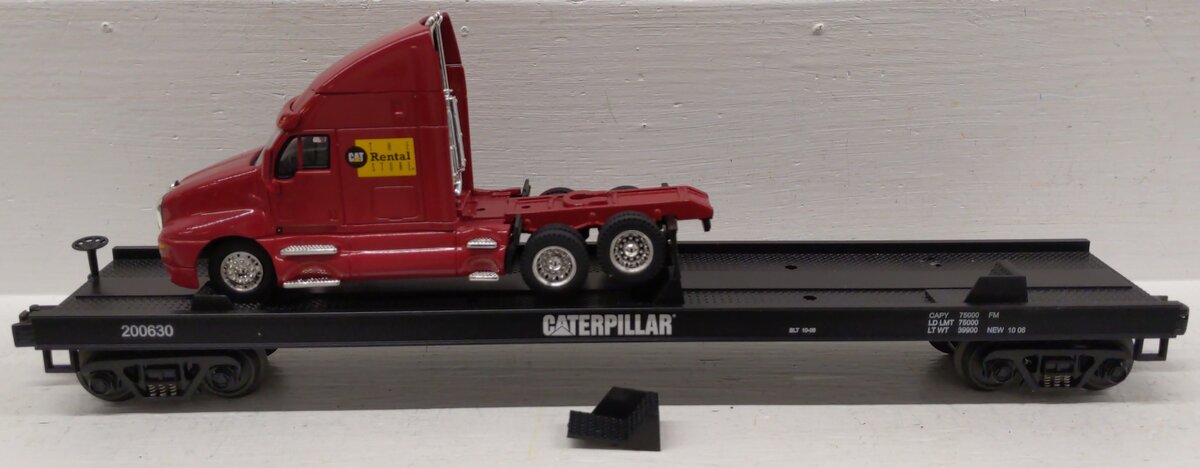 MTH 20-98531 O Gauge Caterpillar Flat Car w/ 2 CAT Rental Store Haulers #200630 EX