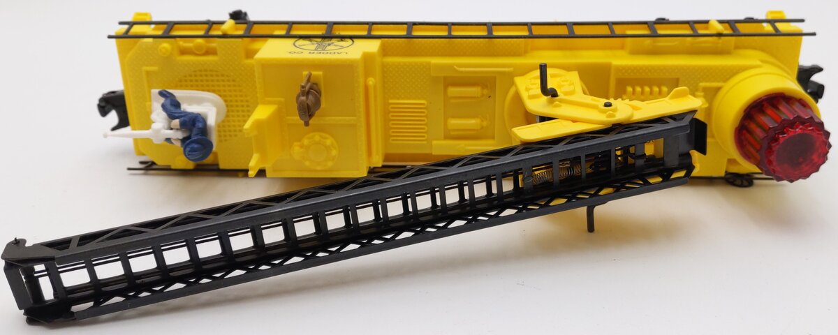 Lionel 6-16660 O Gauge Lionel Operating Fire Car With Ladders (Yellow) EX/Box
