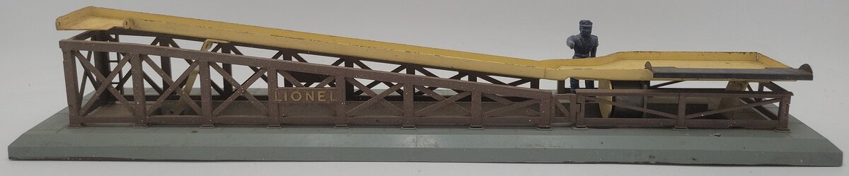 Lionel 362 Vintage O Operating Barrel Loader Ramp- No Car VG