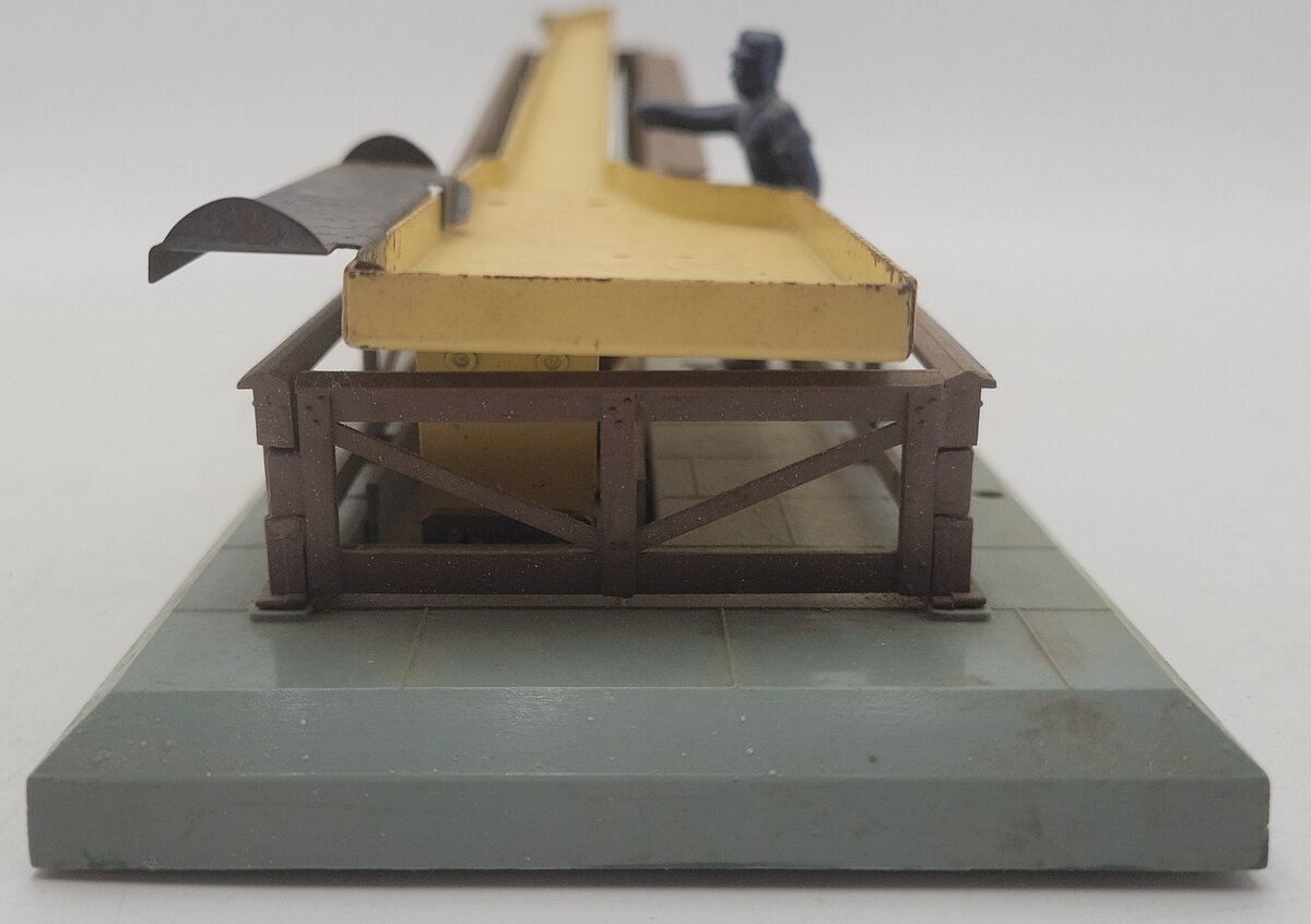 Lionel 362 Vintage O Operating Barrel Loader Ramp- No Car VG