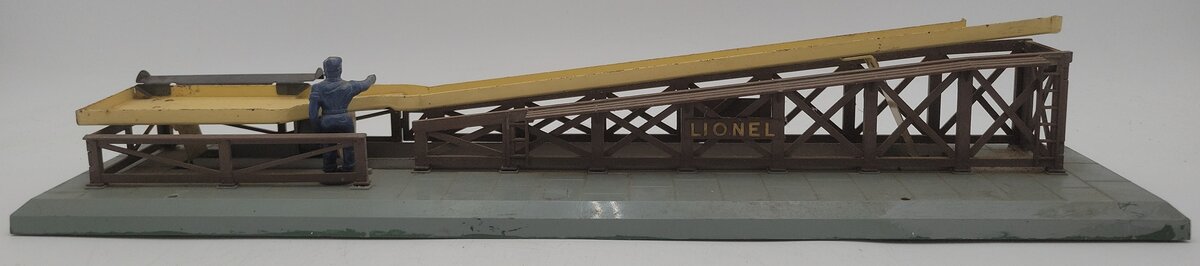 Lionel 362 Vintage O Operating Barrel Loader Ramp- No Car VG