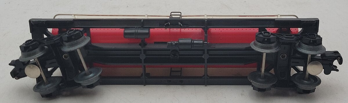 Lionel 6-9327 O Gauge Bakelite Plastics Triple Dome Tank Car EX