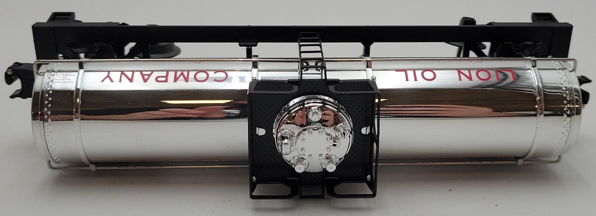 Lionel 6-19628 O Gauge Lion Oil TC 8D Single Dome Chrome Plated Tank Car #2256 EX/Box