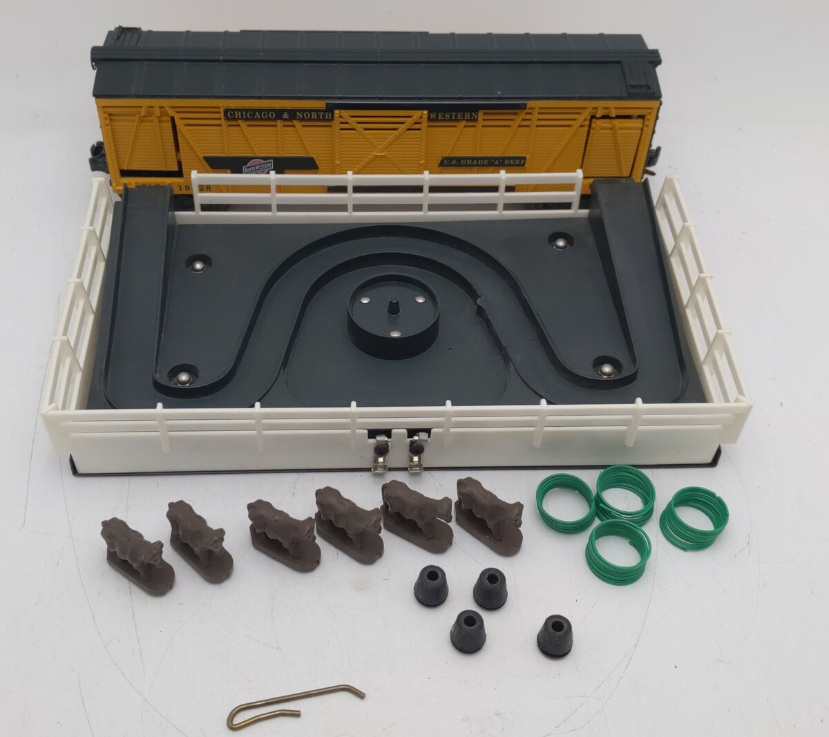 Lionel 6-19828 O Gauge C&NW Operating Cattle Car and Stockyard EX/Box