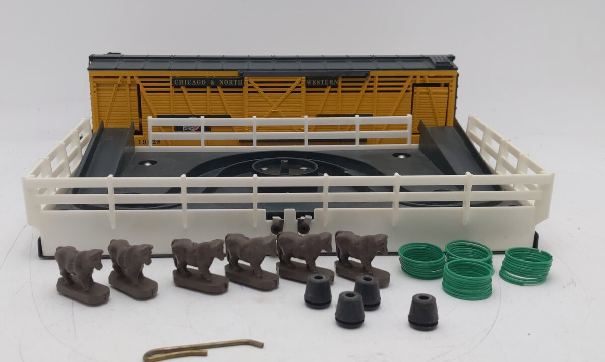 Lionel 6-19828 O Gauge C&NW Operating Cattle Car and Stockyard EX/Box
