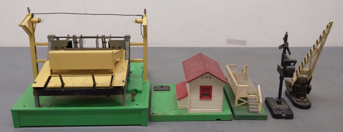 Lionel Vintage O Loader, Signals, and Platforms #164/3462P/145/252/140 [5]