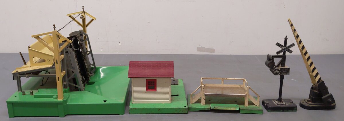 Lionel Vintage O Loader, Signals, and Platforms #164/3462P/145/252/140 [5]