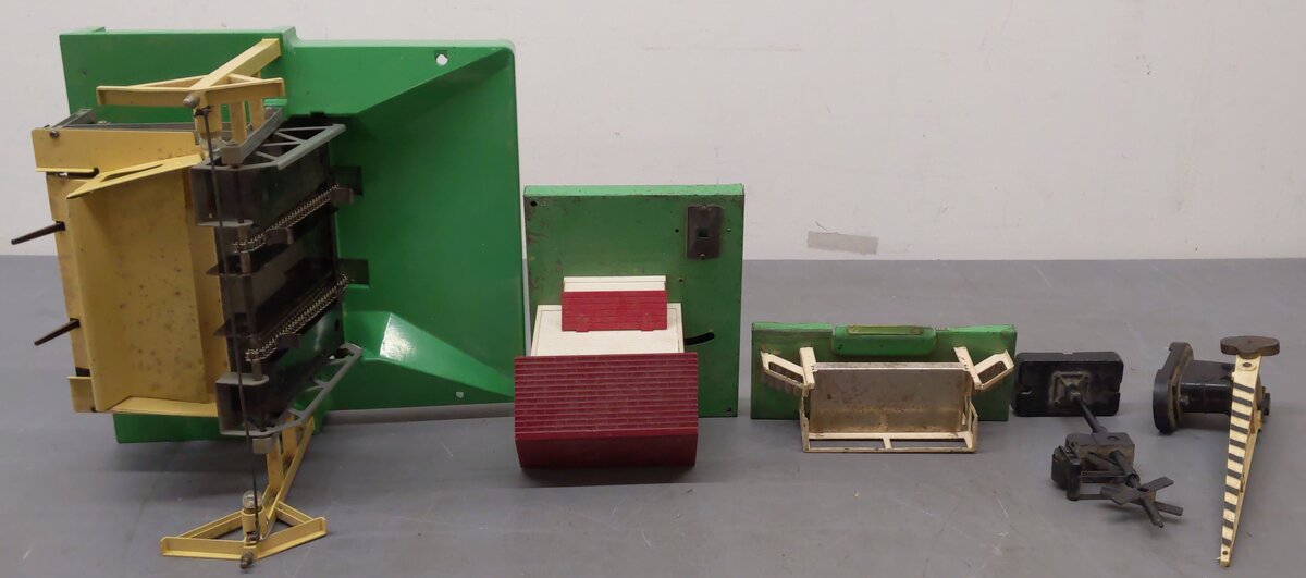 Lionel Vintage O Loader, Signals, and Platforms #164/3462P/145/252/140 [5]