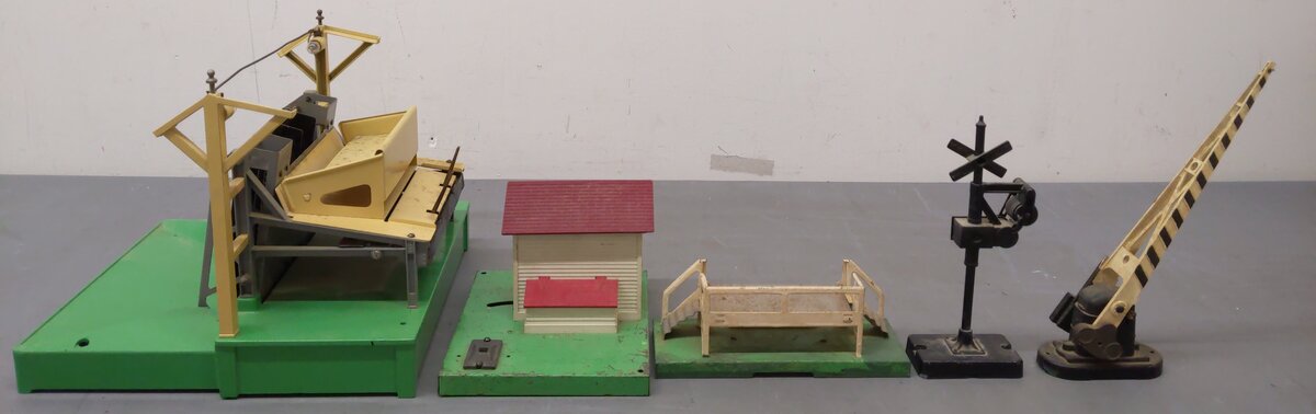 Lionel Vintage O Loader, Signals, and Platforms #164/3462P/145/252/140 [5]