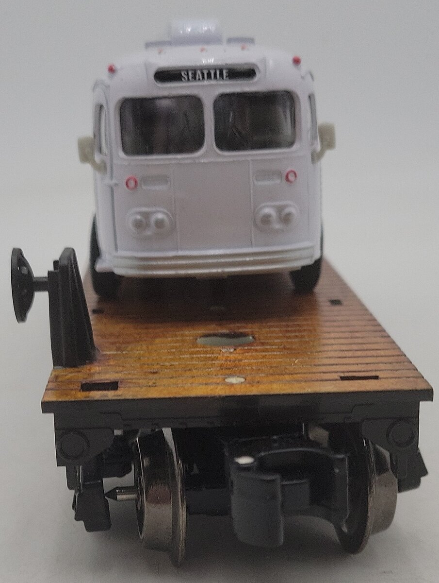 Menards 279-3377 O Gauge Norfolk Southern Flatcar w/ Continental Trailways Bus EX