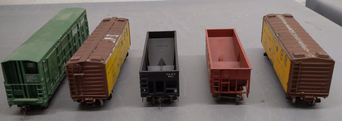 Assorted S Gauge Freight Cars [5]  #200110 #74591 #261 #4399 EX