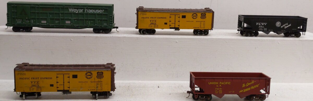 Assorted S Gauge Freight Cars [5]  #200110 #74591 #261 #4399 EX