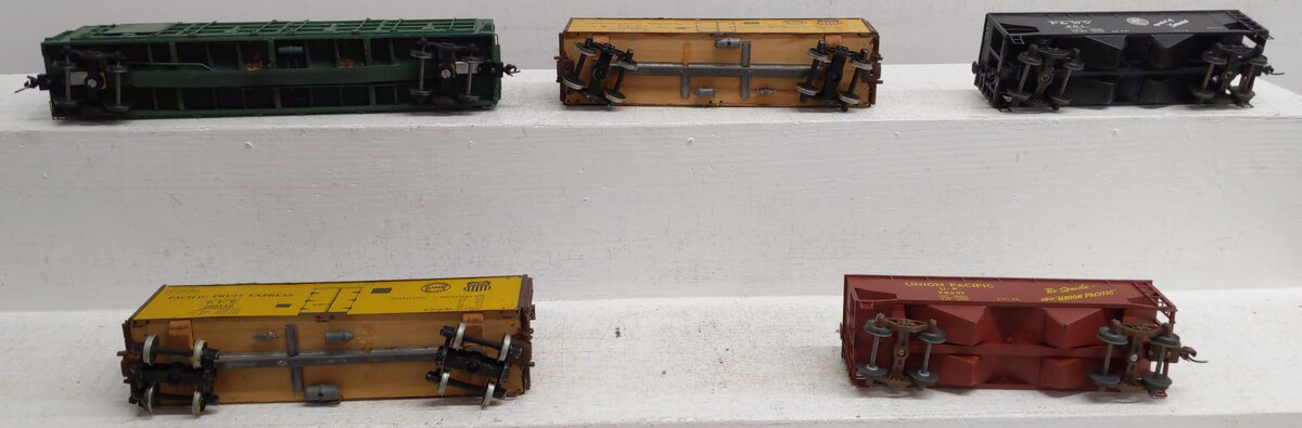 Assorted S Gauge Freight Cars [5]  #200110 #74591 #261 #4399 EX